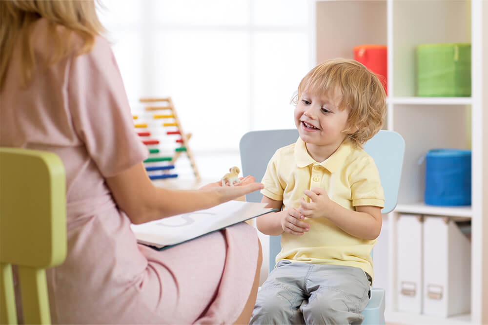 Kinderpsychologe arbeitet mit einem kleinen Jungen Kinderpsychologe arbeitet mit einem kleinen Jungen